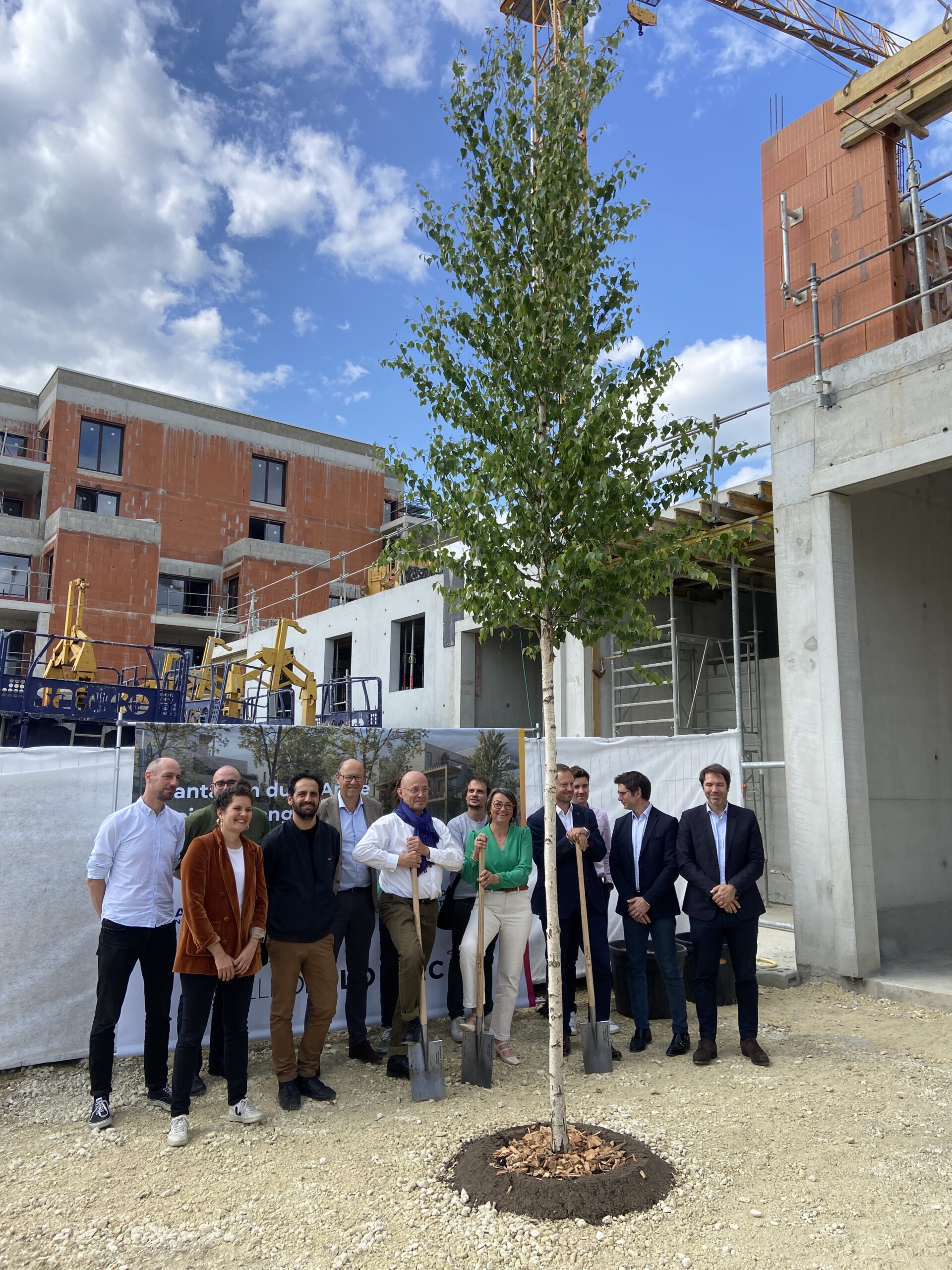 1er arbre planté chez Paulette & Lulu à Floirac